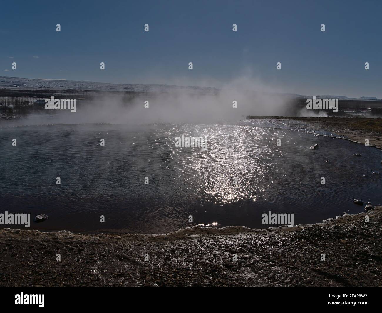 Piscina fumante con acqua termale calda a Geysir nella zona geotermica Haukadalur, parte del cerchio d'Oro, Islanda nella stagione invernale in giornata di sole. Foto Stock