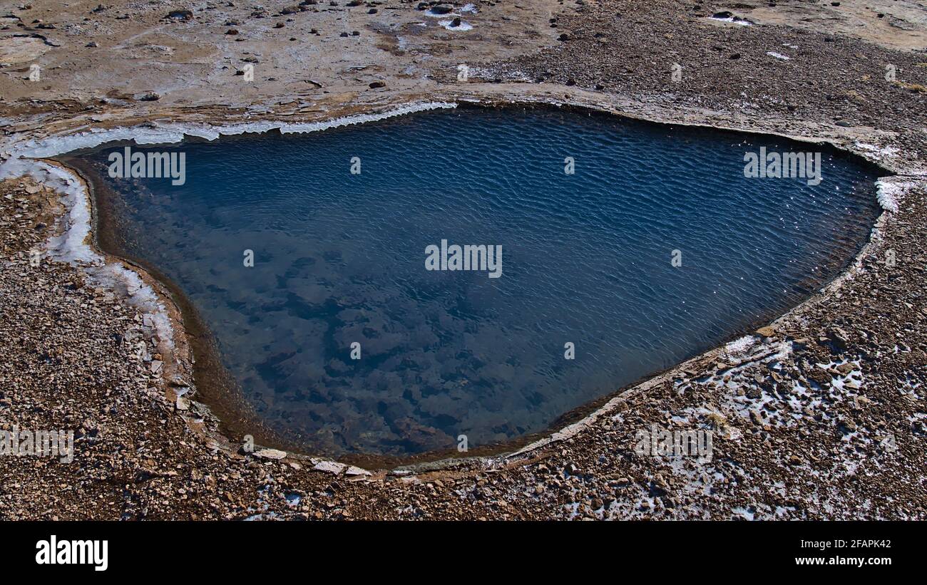 Sorgente termale con piscina di acqua termale limpida e blu scintillante a Geysir nella zona geotermica Haukadalur, parte del Circolo d'Oro, Islanda nella stagione invernale. Foto Stock