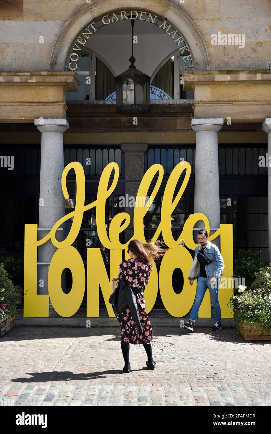 Covent Garden Piazza, Londra, Regno Unito. 23 Aprile 2021. Un grande cartello 'Hello London' a Covent Garden. Credit: Matthew Chpicle/Alamy Live News Foto Stock