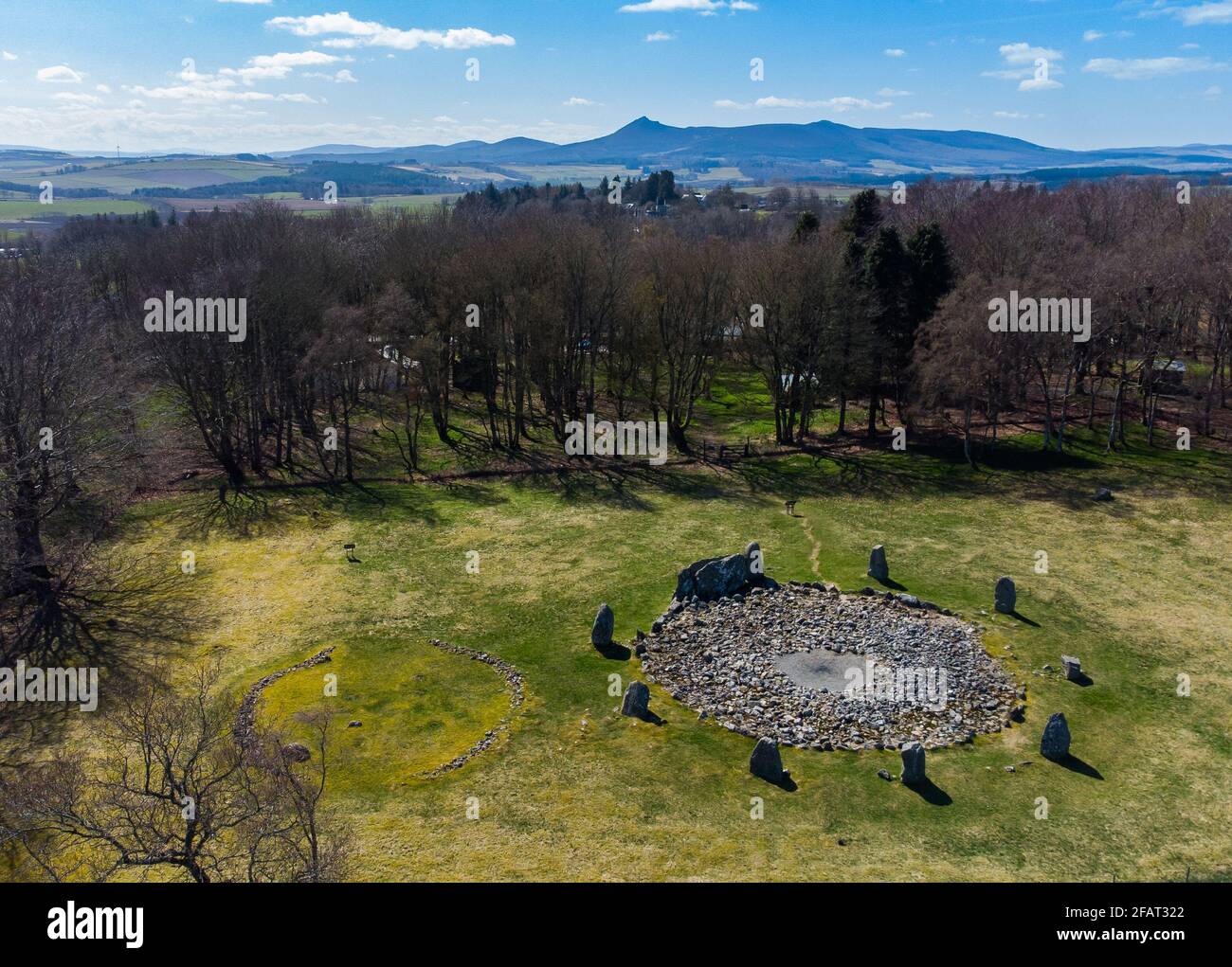 Loanhead di Daviot recumbent cerchio di pietra, antiche pietre Pitti in piedi in Aberdeenshire, Scozia, con la collina Bennachie sullo sfondo Foto Stock