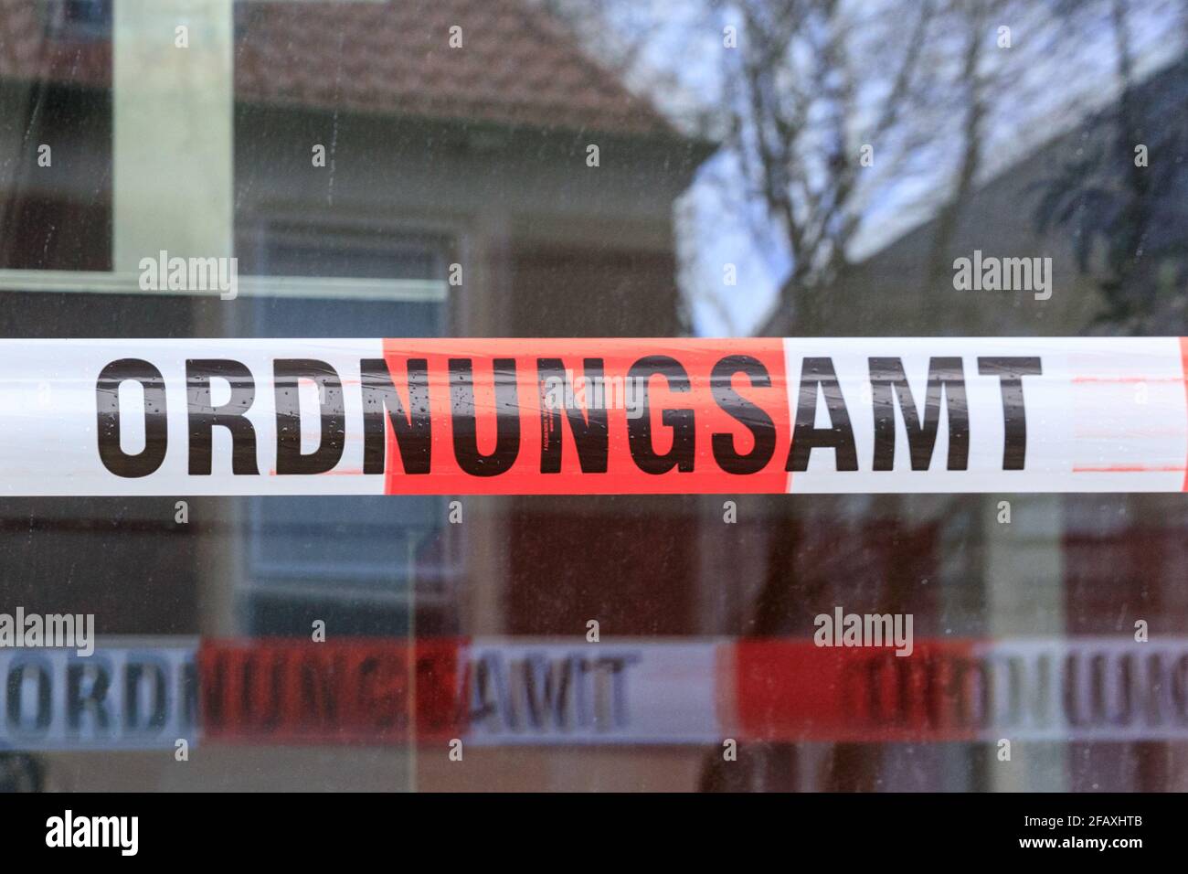 Il nastro barriera di Ordnungsamt (ufficio per l'ordine pubblico) usato per corton fuori di uno spazio pubblico per nessun ingresso a Muenster, Germania Foto Stock