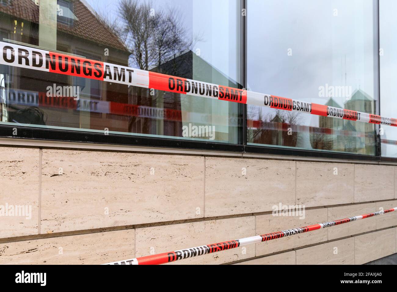 Il nastro barriera di Ordnungsamt (ufficio per l'ordine pubblico) usato per corton fuori di uno spazio pubblico per nessun ingresso a Muenster, Germania Foto Stock