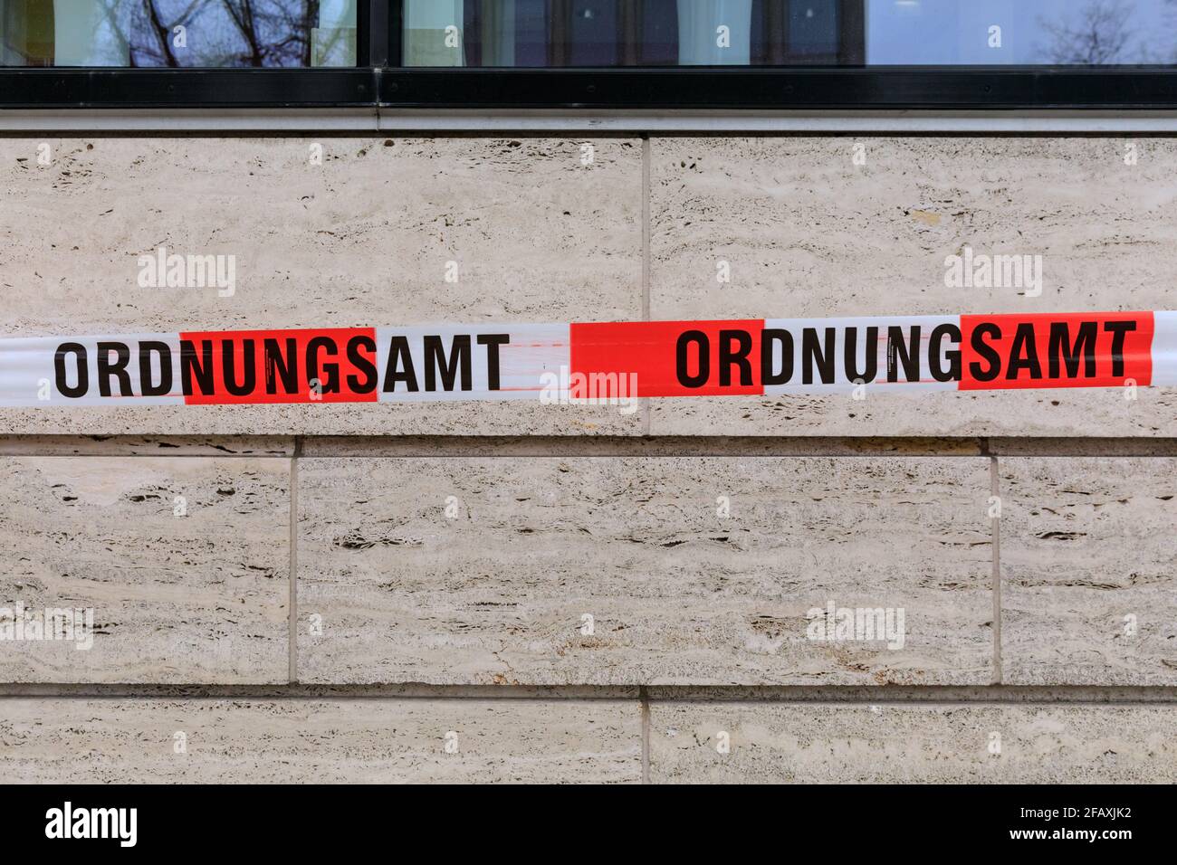 Il nastro barriera di Ordnungsamt (ufficio per l'ordine pubblico) usato per corton fuori di uno spazio pubblico per nessun ingresso a Muenster, Germania Foto Stock