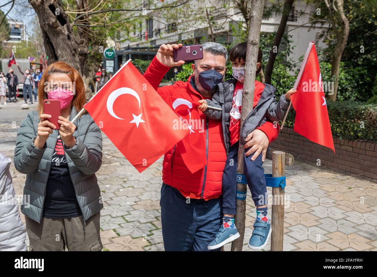 23 aprile 2021, Istanbul, Turchia: Celebrazioni del 23 aprile Festa nazionale della sovranità e dei bambini organizzata dal comune di Kadikoy sul coprifuoco a Kadikoy, Istanbul, Turchia. La sovranità nazionale e la Giornata dei bambini è una festa pubblica in Turchia che commemora la fondazione della Grande Assemblea nazionale della Turchia, il 23 aprile 1920. (Immagine di credito: © Tolga Ildun/ZUMA Wire) Foto Stock