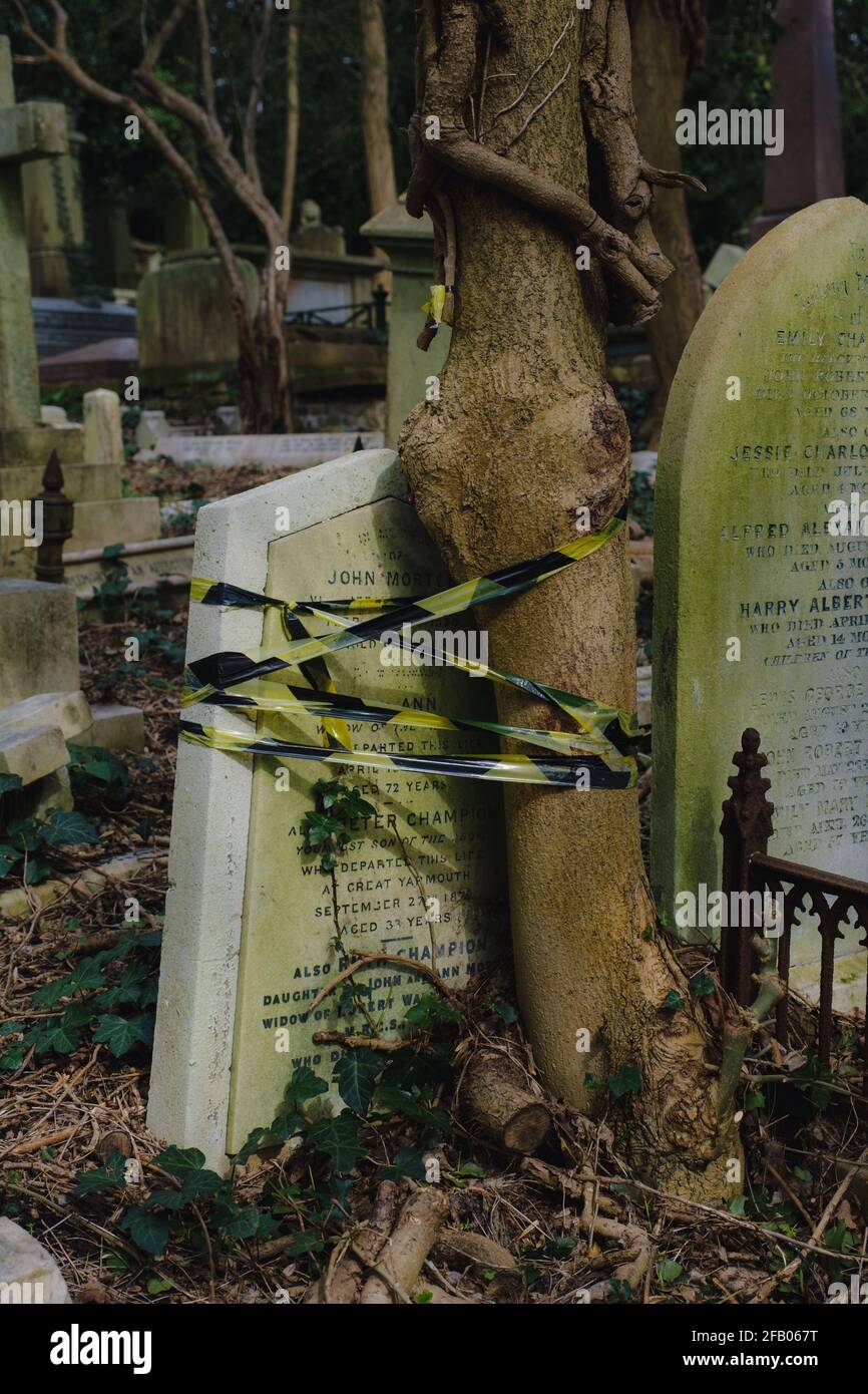 Londra, UK- Marzo 2021: Lapidi in Highgate Cemetery West Foto Stock