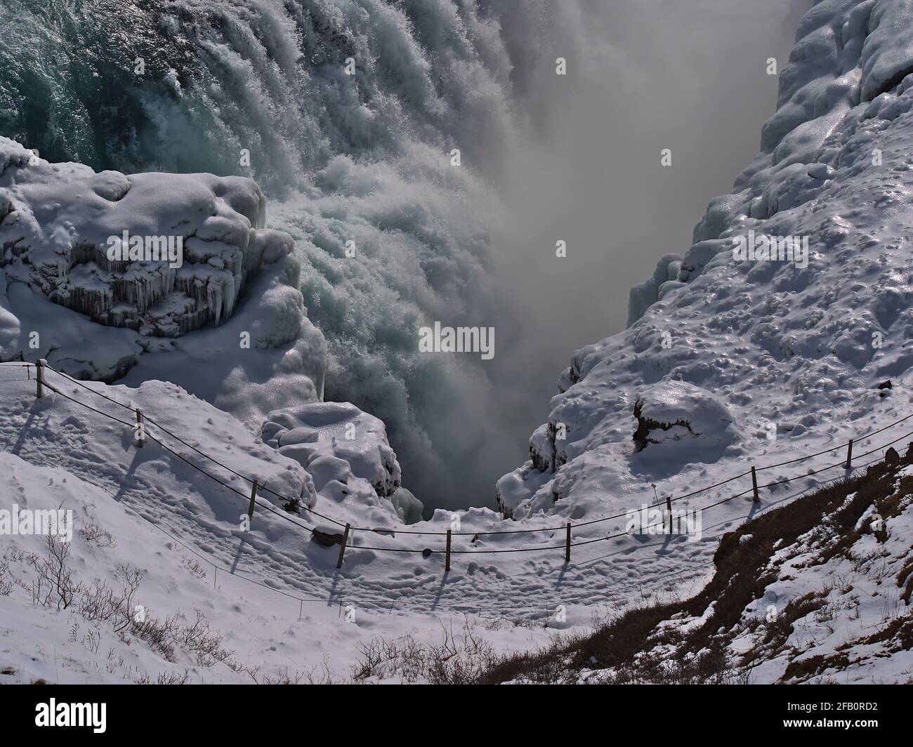Vista ad alto angolo della cascata più bassa di Gullfoss acqua caduta nel sud-ovest Islanda, parte del famoso cerchio d'Oro, nella stagione invernale con sentiero. Foto Stock