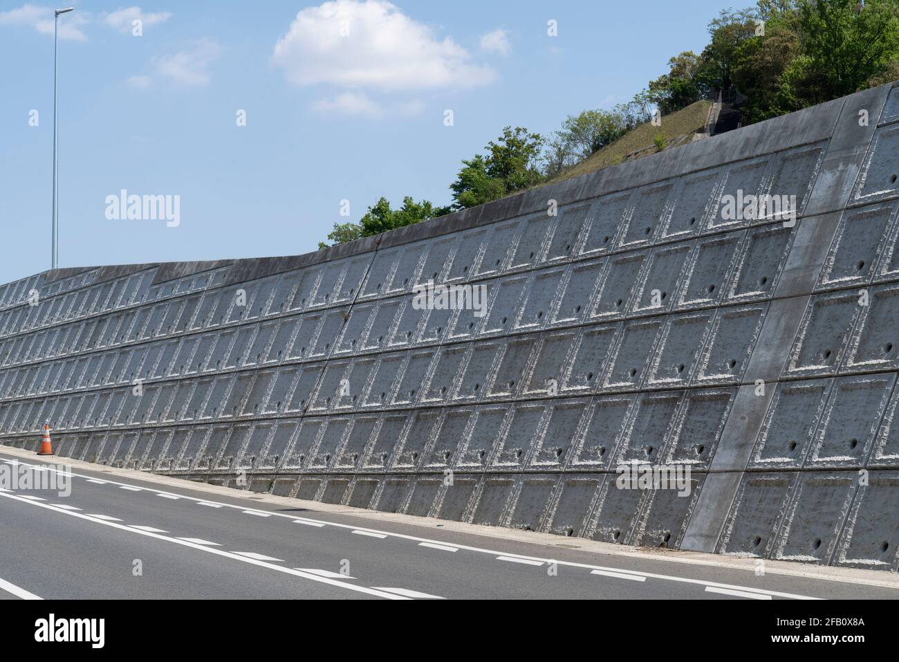 Parete esterna della superstrada Tomei, Isehara City, Prefettura di Kanagawa, Giappone. Foto Stock