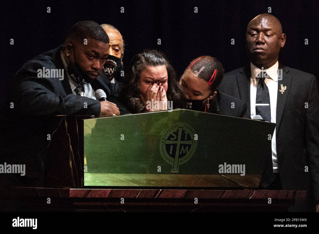 Minneapolis, Stati Uniti. 22 Apr 2021. La madre di Daunte Wright, Katie Wright, parla durante i suoi funerali all'interno del New Shiloh Temple il 22 aprile 2021 a Minneapolis, Minnesota. Foto: Chris Tuite/ImageSPACE Credit: Imagespace/Alamy Live News Foto Stock