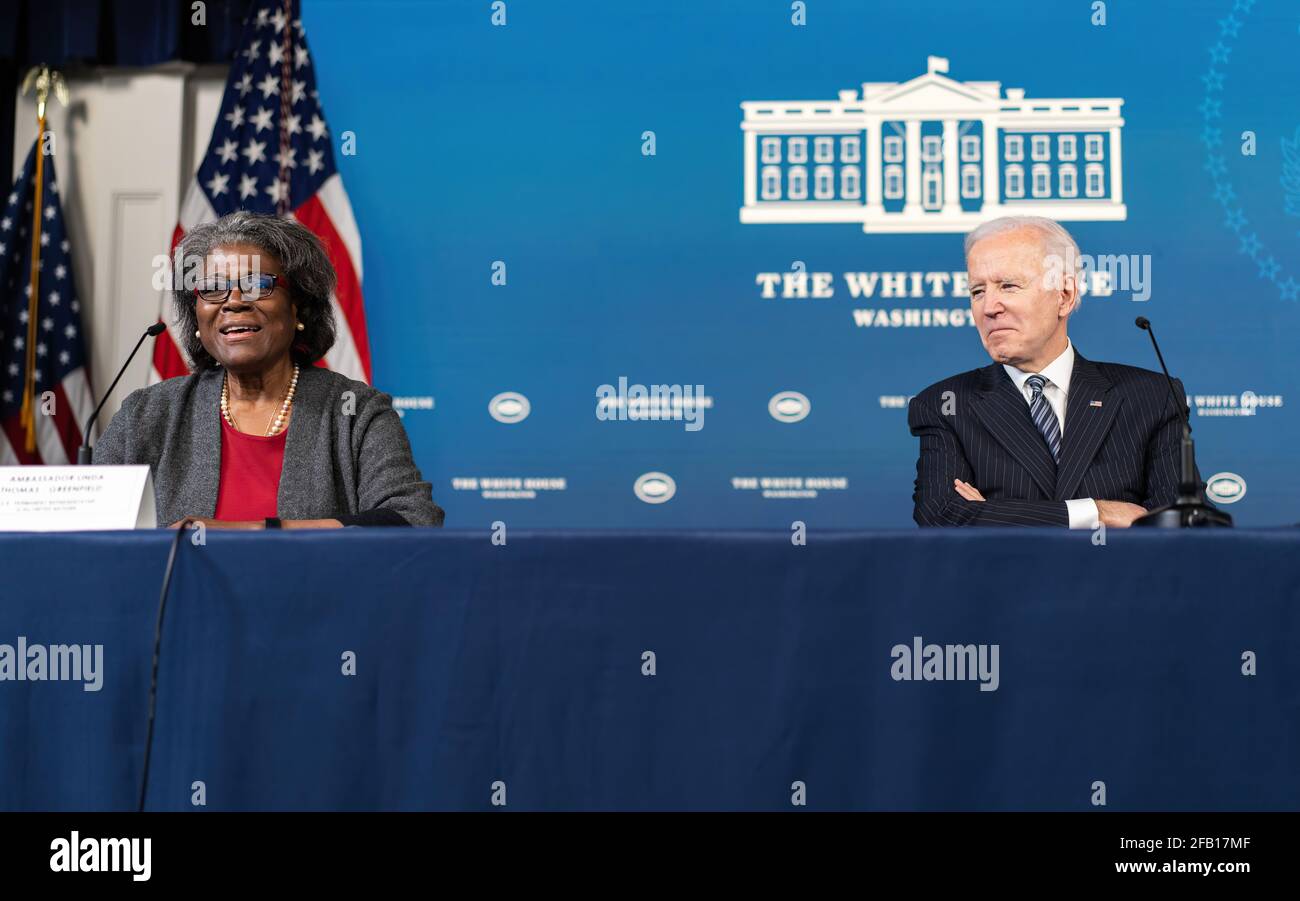 Il Presidente Joe Biden e l'Ambasciatore degli Stati Uniti presso le Nazioni Unite (ONU) Linda Thomas-Greenfield partecipano all'incontro virtuale dei rappresentanti permanenti dell'ONU giovedì 18 marzo 2021 presso l'Auditorium South Court dell'Eisenhower Executive Office Building presso la Casa Bianca. (Foto ufficiale della Casa Bianca di Adam Schultz) Foto Stock