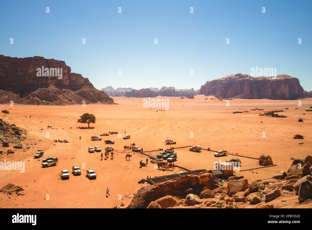 Scenario di wadi rum, alias la Valle della Luna, nel sud della giordania Foto Stock