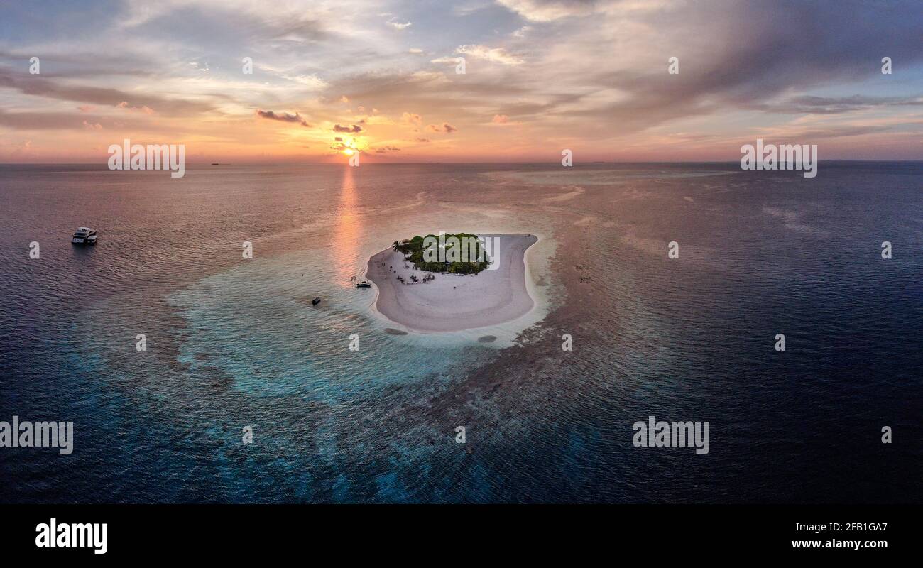 piccola isola disabitata incontaminata con palme (foto di droni aerei) in maldive zona remota Foto Stock