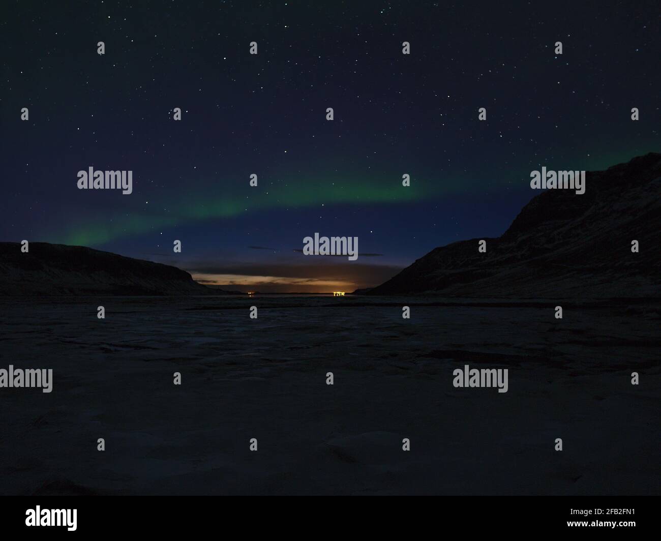 Bell'arco di verde che splende la luce settentrionale (aurora borealis) nel cielo notturno scuro e stellato sopra Snæfellsnes, Islanda nella stagione invernale. Foto Stock