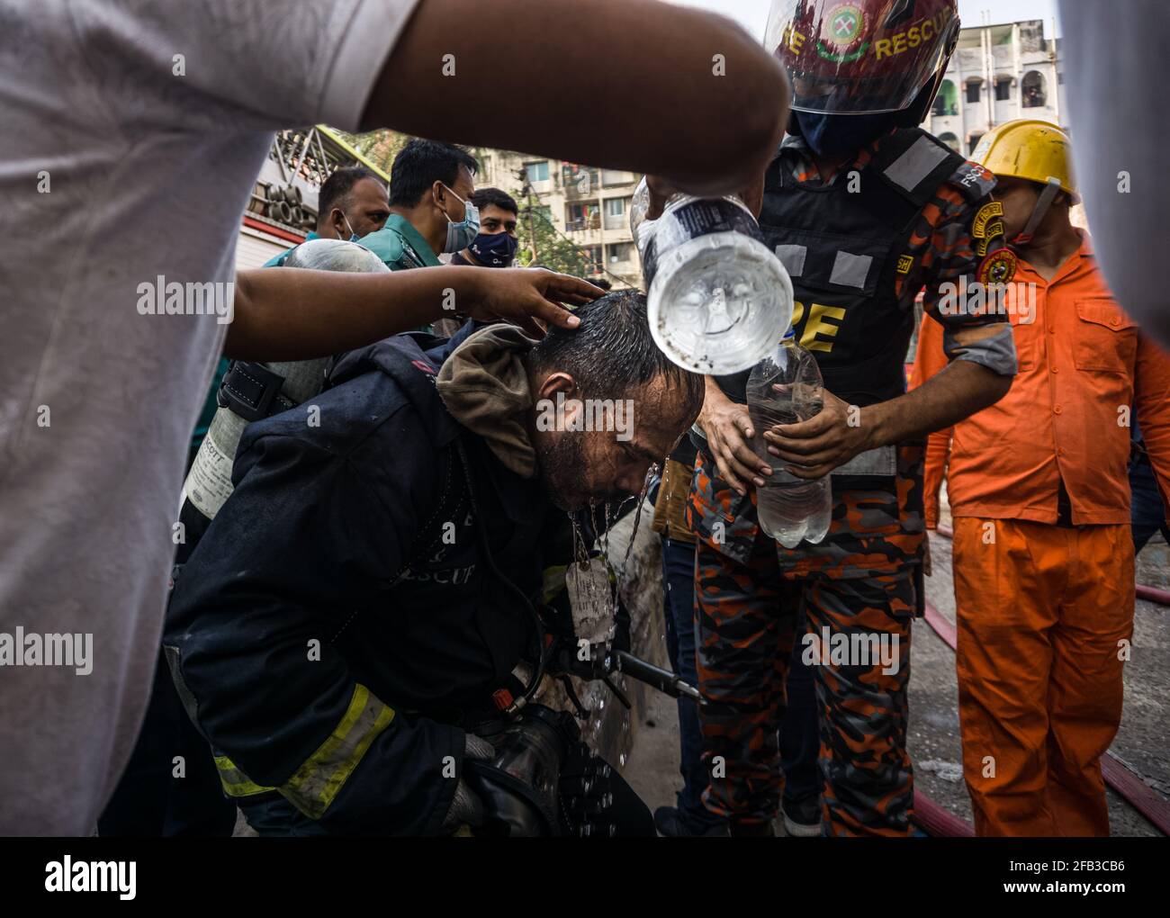 Dhaka, Bangladesh. 23 Apr 2021. Incendio ad Armanitola, Dhaka, intorno alle 4:45, l'incendio scoppiò in un edificio conosciuto come fabbrica chimica. 2 persone sono morte e 23 sono state ferite, tra cui 3 pompieri. 15 unità di vigili del fuoco sono state richieste per ottenere il fuoco sotto controllo. (Foto di Abul Hayat Rahadh/Pacific Press) Credit: Pacific Press Media Production Corp./Alamy Live News Foto Stock