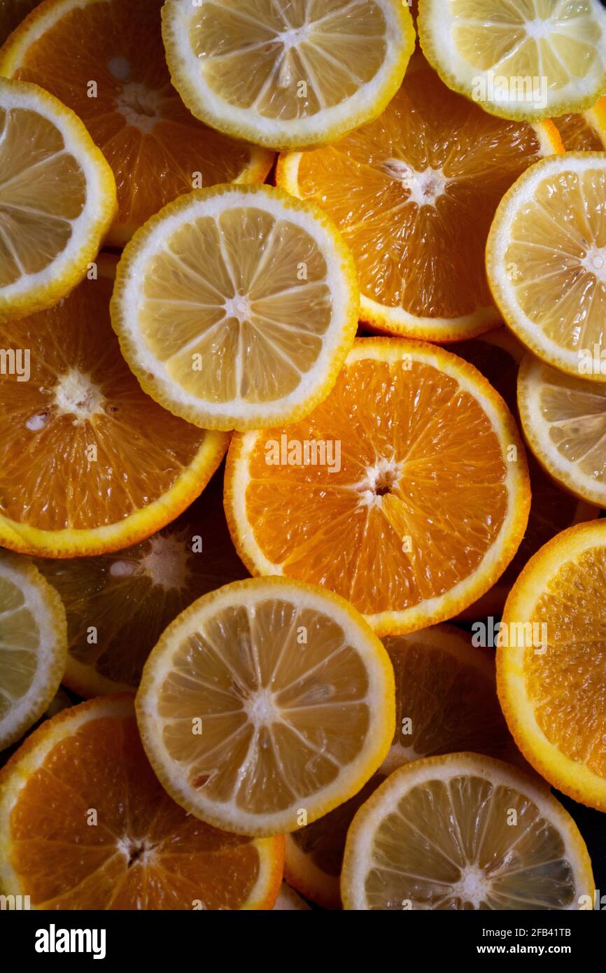 Sfondo di arance e limoni affettati Foto Stock
