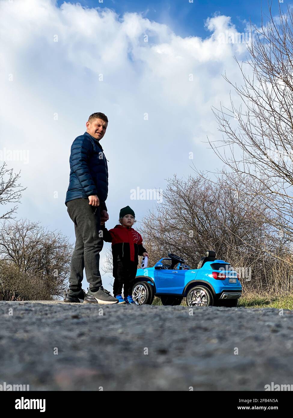 papà e figlio in una passeggiata di primavera Foto Stock