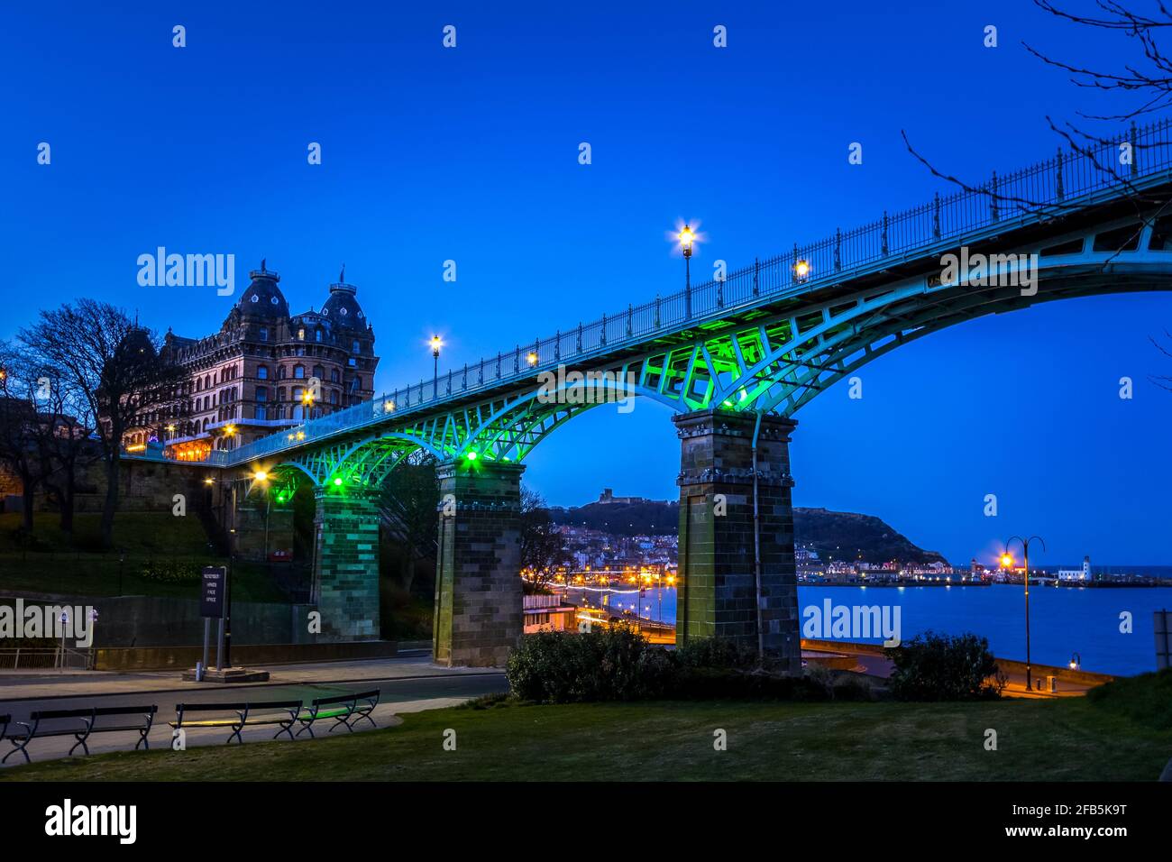 Il Cliff Bridge, precedentemente noto come Spa Bridge, è un ponte pedonale a Scarborough, nel Nord Yorkshire, in Inghilterra. Che attraversa la valle da San Nicola C. Foto Stock