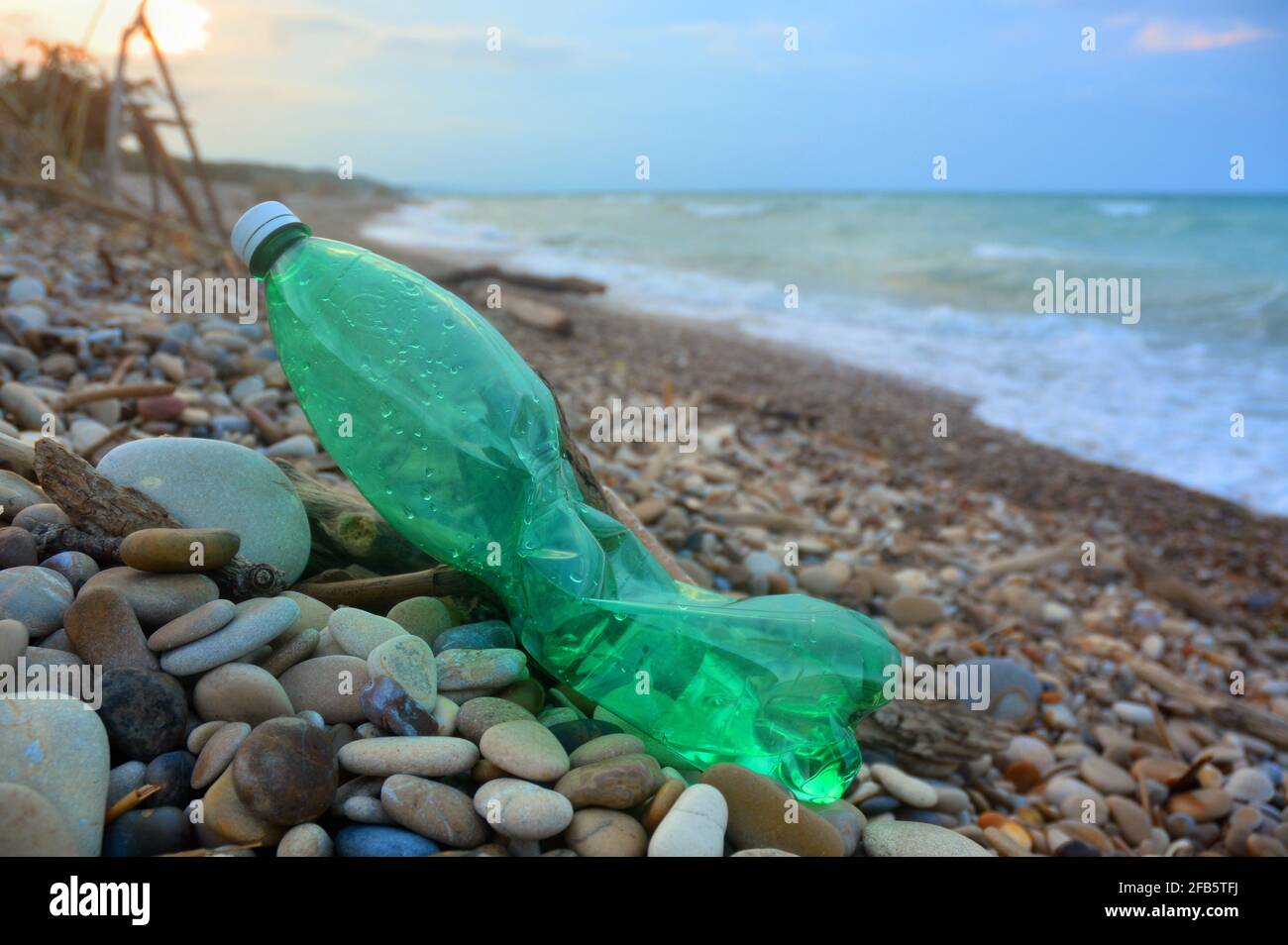 Inquinamento delle bottiglie di plastica su una spiaggia. Foto Stock