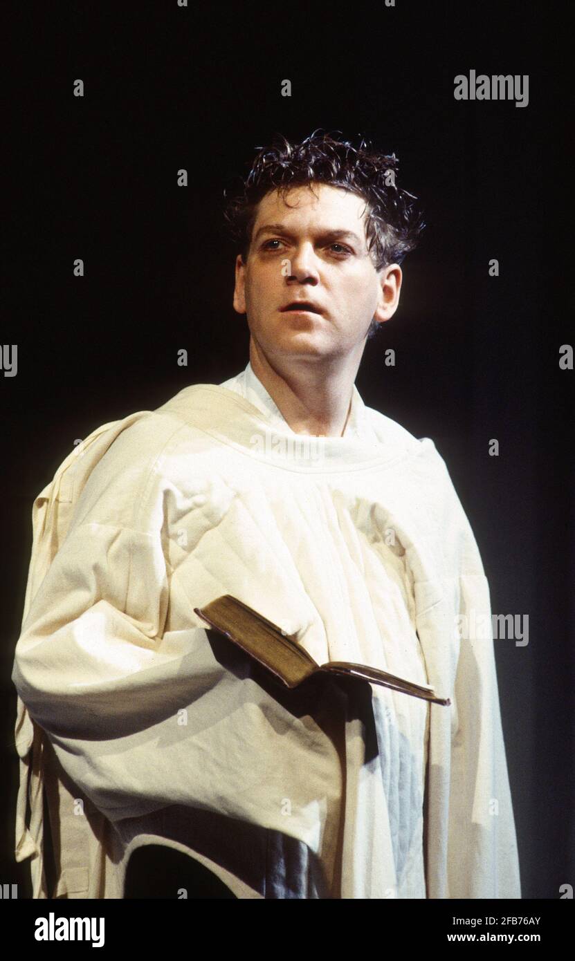 Kenneth Branagh (Hamlet) in FRAZIONE di Shakespeare alla Royal Shakespeare Company (RSC), Barbican Theatre, Londra EC1 18/12/1992 design: Bob Crowley illuminazione: Alan Burrett combatte: Malcolm Ranson movimento: Sue Lefton regista: Adrian Noble Foto Stock