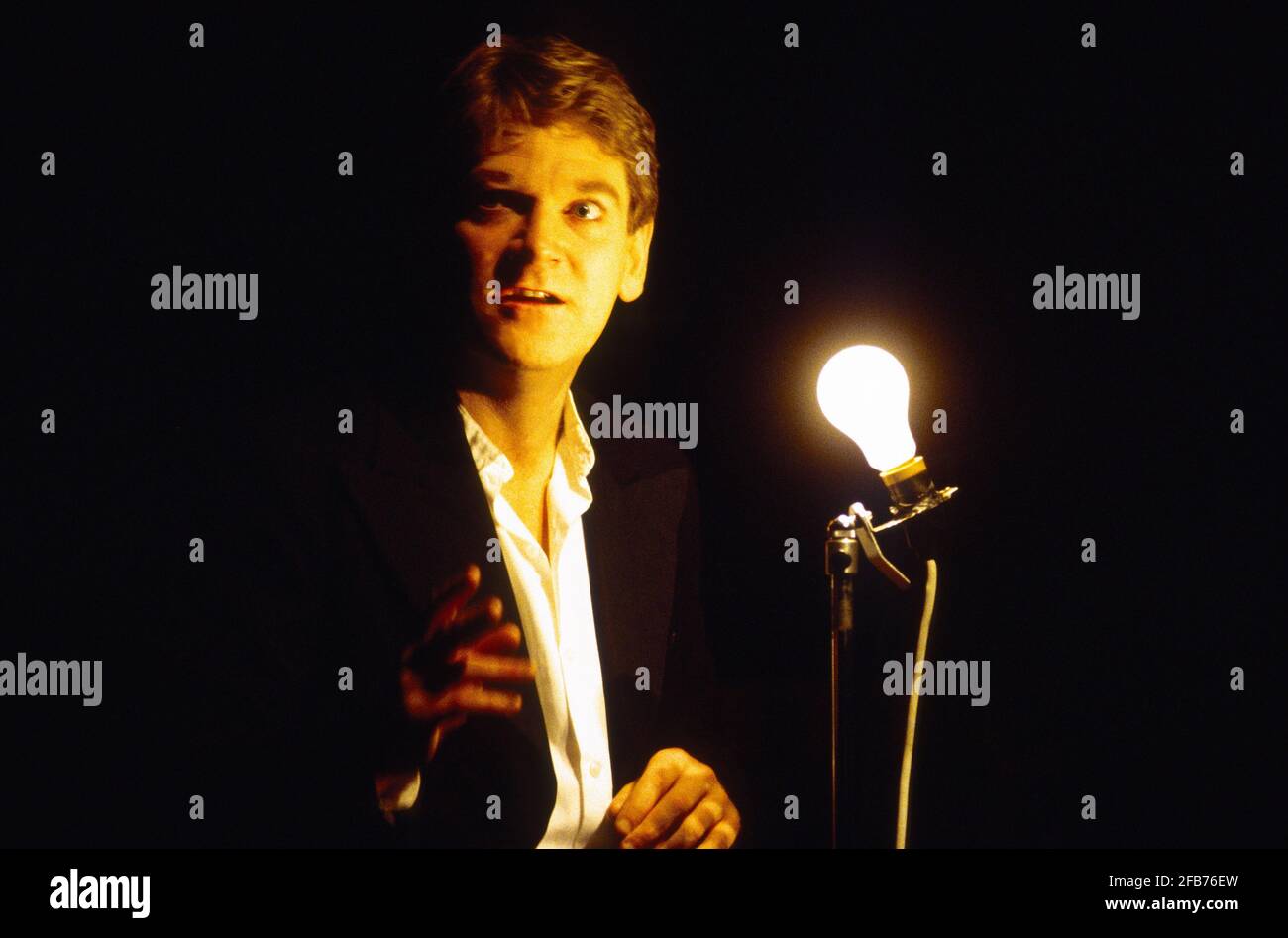 Kenneth Branagh (Hamlet) in FRAZIONE di Shakespeare alla Royal Shakespeare Company (RSC), Barbican Theatre, Londra EC1 18/12/1992 design: Bob Crowley illuminazione: Alan Burrett combatte: Malcolm Ranson movimento: Sue Lefton regista: Adrian Noble Foto Stock