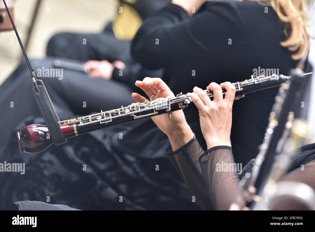 Corno inglese nelle mani di un musicista, durante un concerto di musica classica Foto Stock