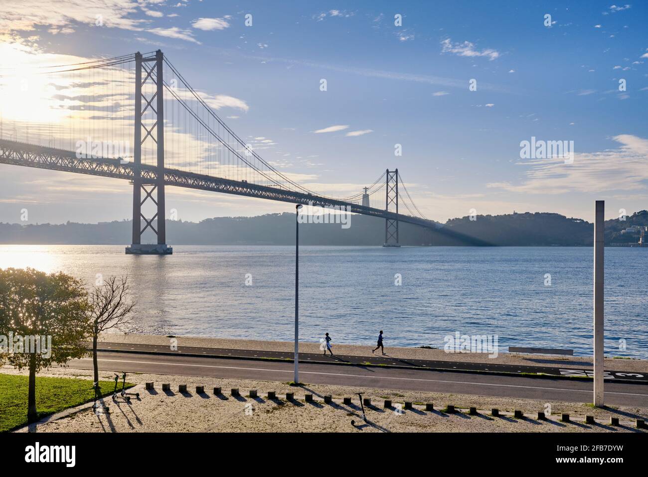 Dawn sulle rive del fiume Tago, vicino al ponte 25 aprile. Lisbona, Portogallo Foto Stock