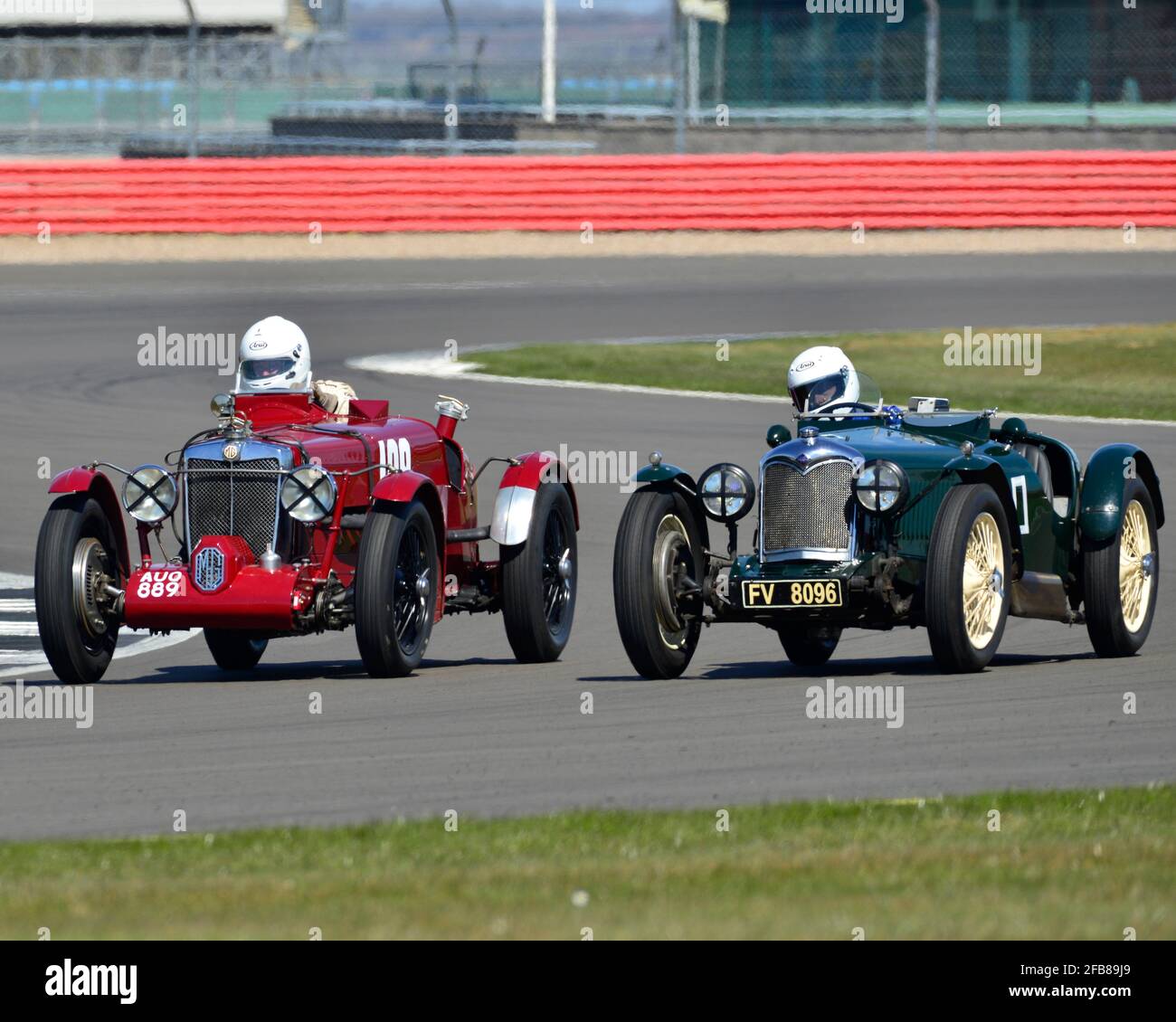 Andrew Long, MG N Magnette, James Whitmore, Riley 12/4 Special, VSCC gara speciale per il Silverstone Trophy. GP Itala Trophy Race Meeting, Silversto Foto Stock