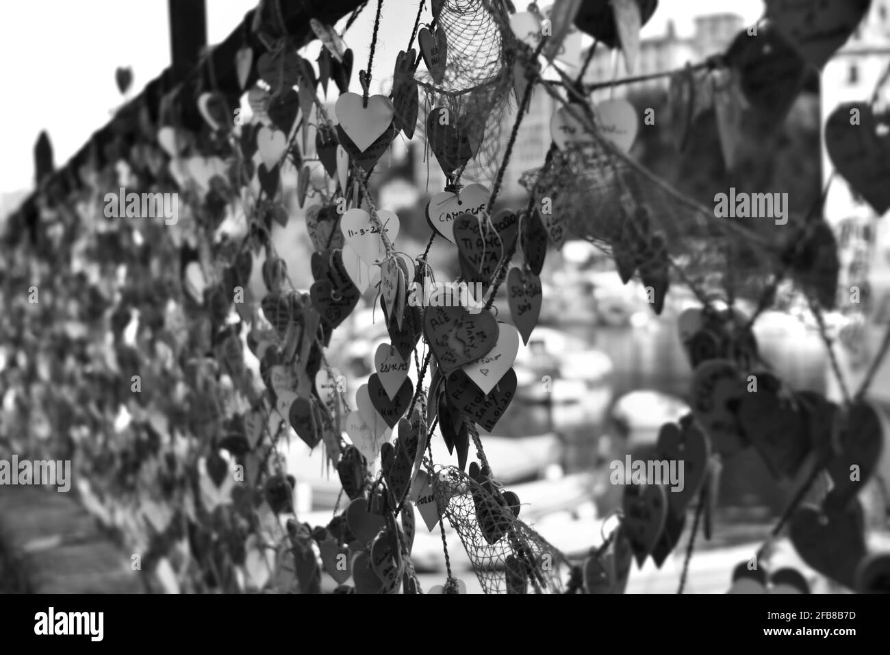 Posta a forma di cuore lungo il porto di Camogli Foto Stock