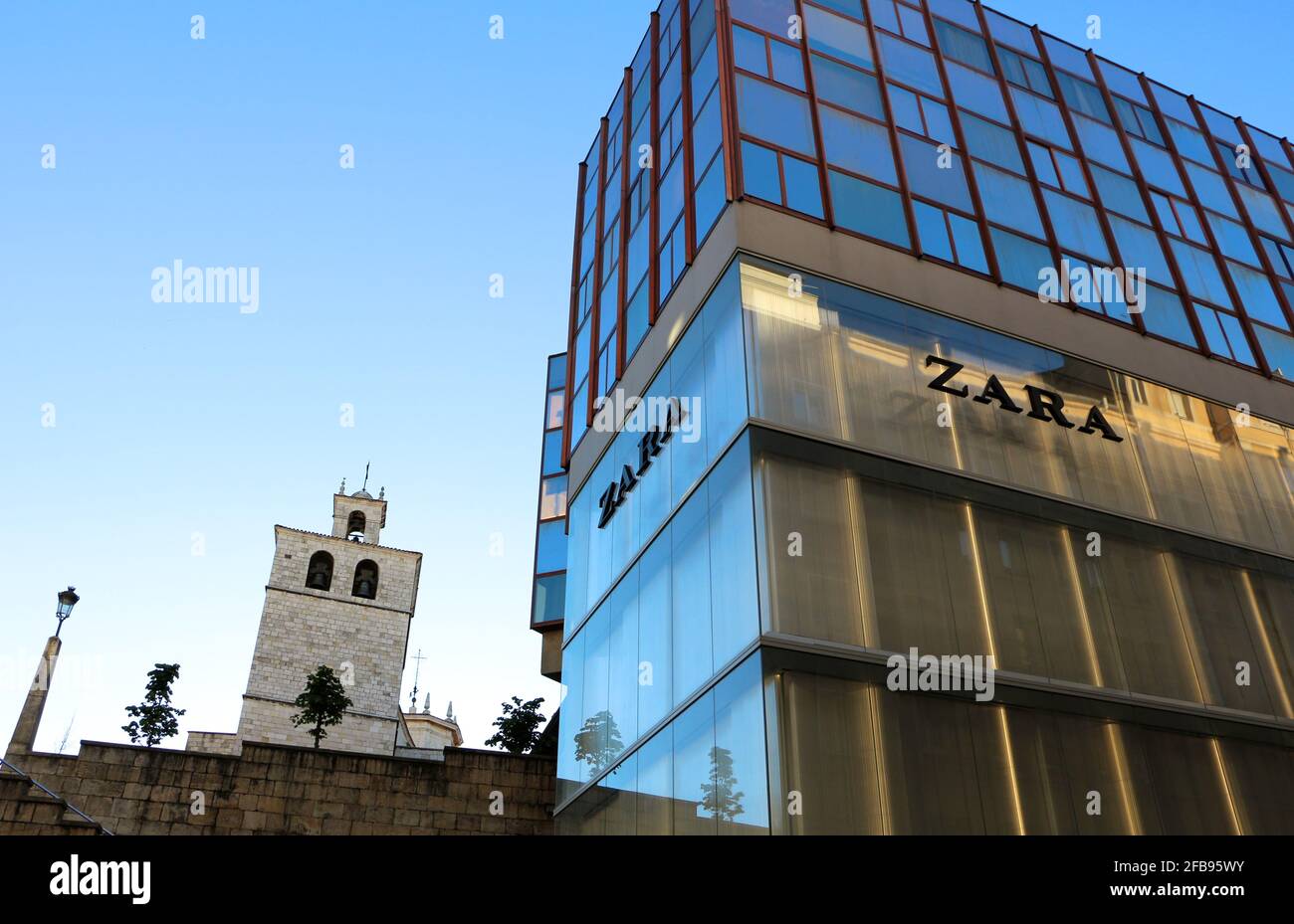 Chiuso grande negozio di abbigliamento ammiraglia Zara nel centro della  città di Santander Cantabria Spagna vicino al campanile della cattedrale  Foto stock - Alamy