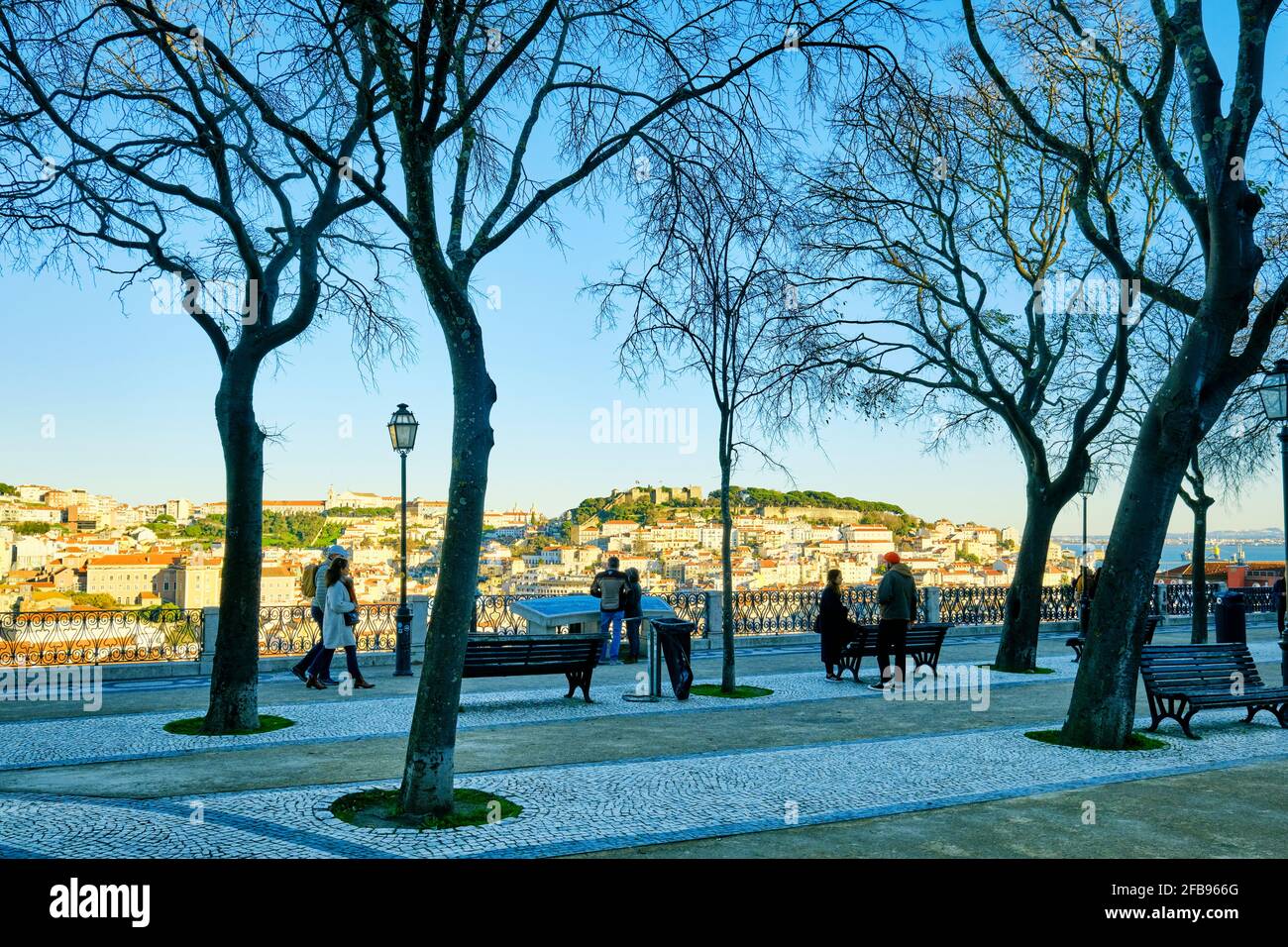 Sao Pedro de Alcantara belvedere, uno dei migliori punti di vista della vecchia città di Lisbona. Portogallo Foto Stock