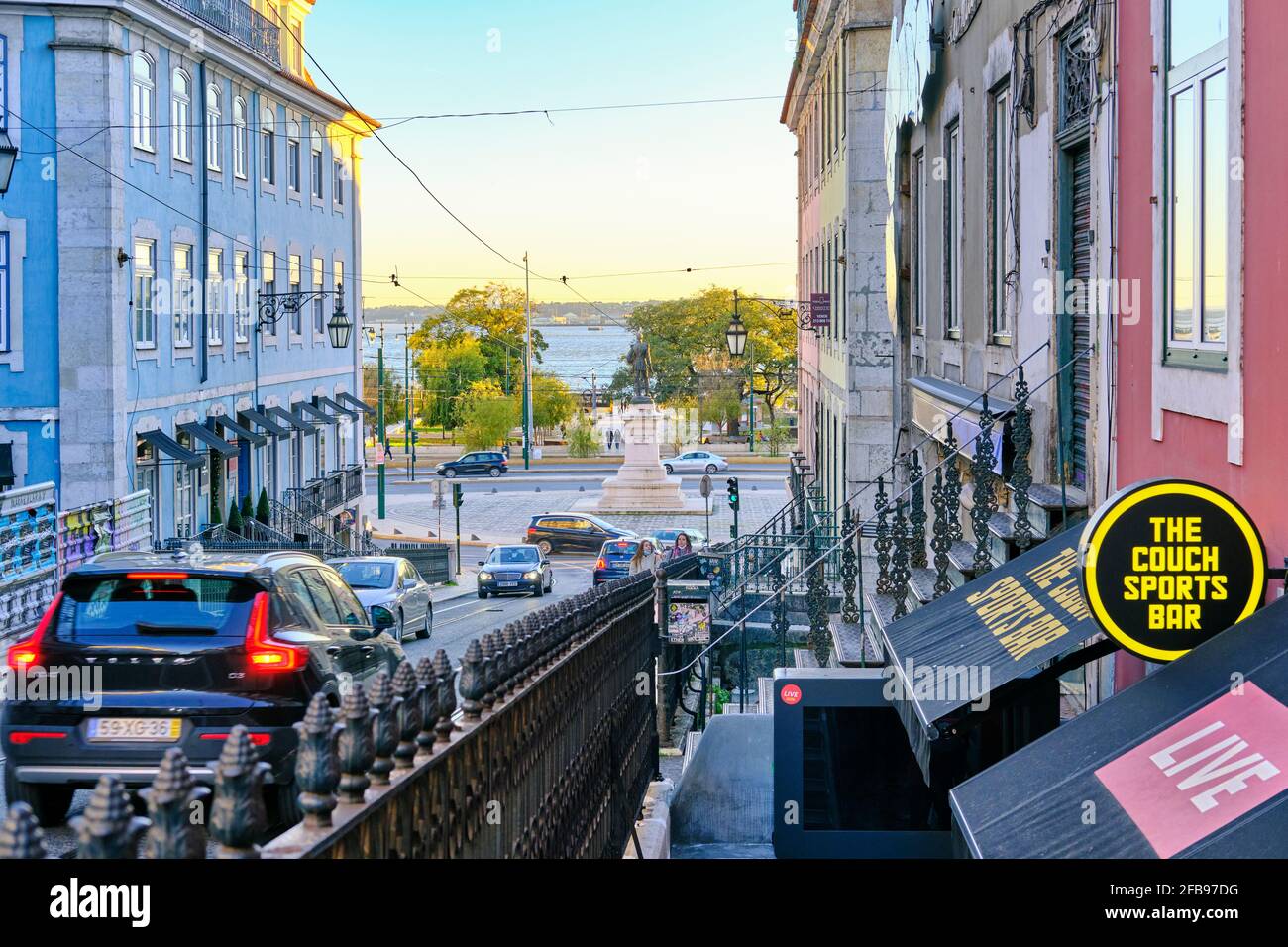 Cais do Sodre, un quartiere con molti bar e pub. Lisbona, Portogallo Foto Stock