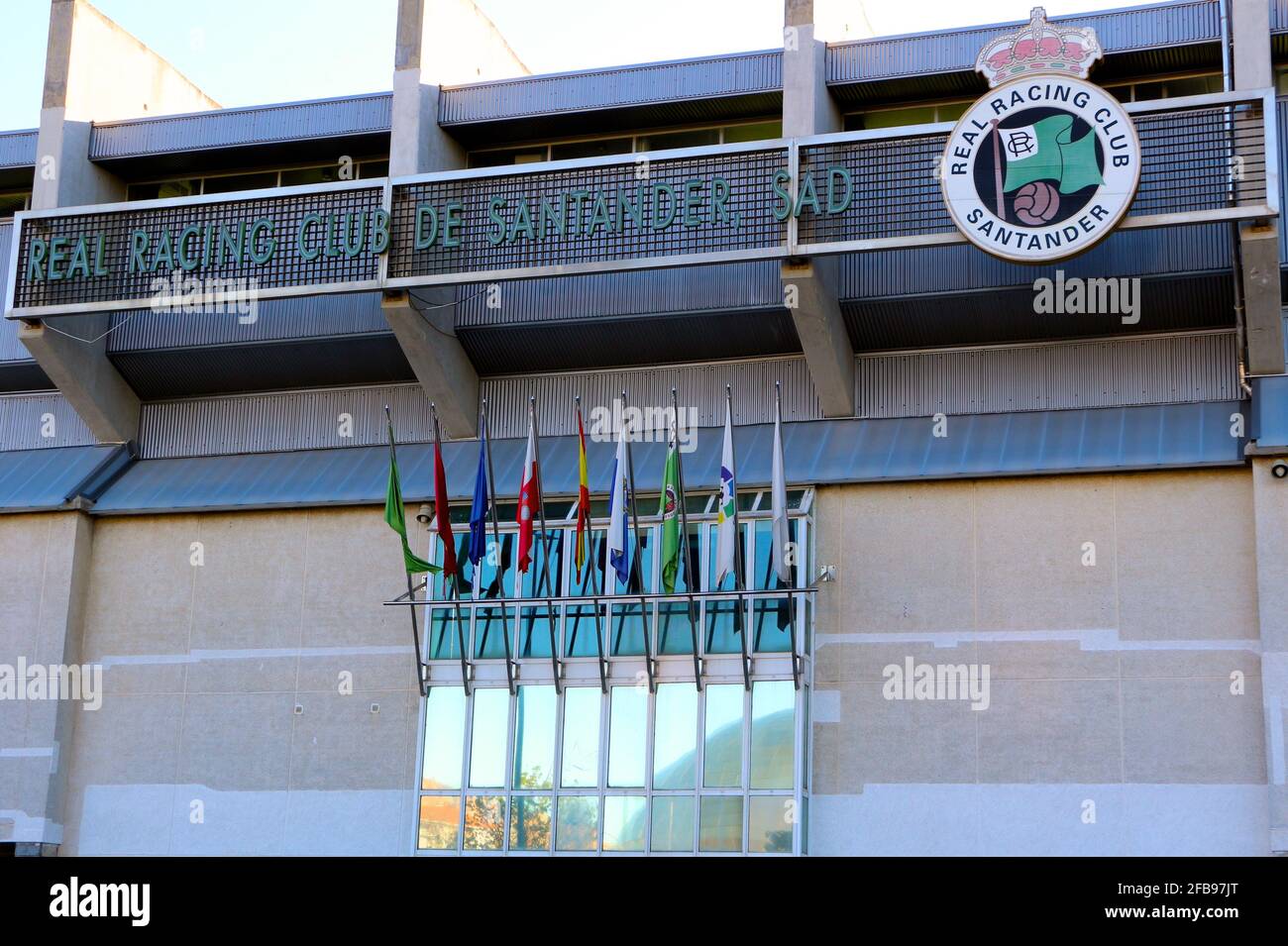 Facciata principale dello stadio Racing Santander Football Club Sardinero Santander Cantabria Spagna inizio mattina primavera Foto Stock