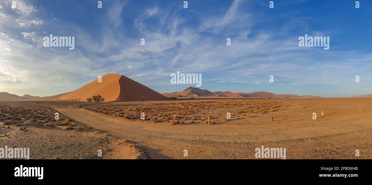 Dune 45 del deserto del Namib a Sossusvlei al mattino, sfondo cielo blu con belle nuvole, Namib Naukluft Rand, Namibia. Foto Stock