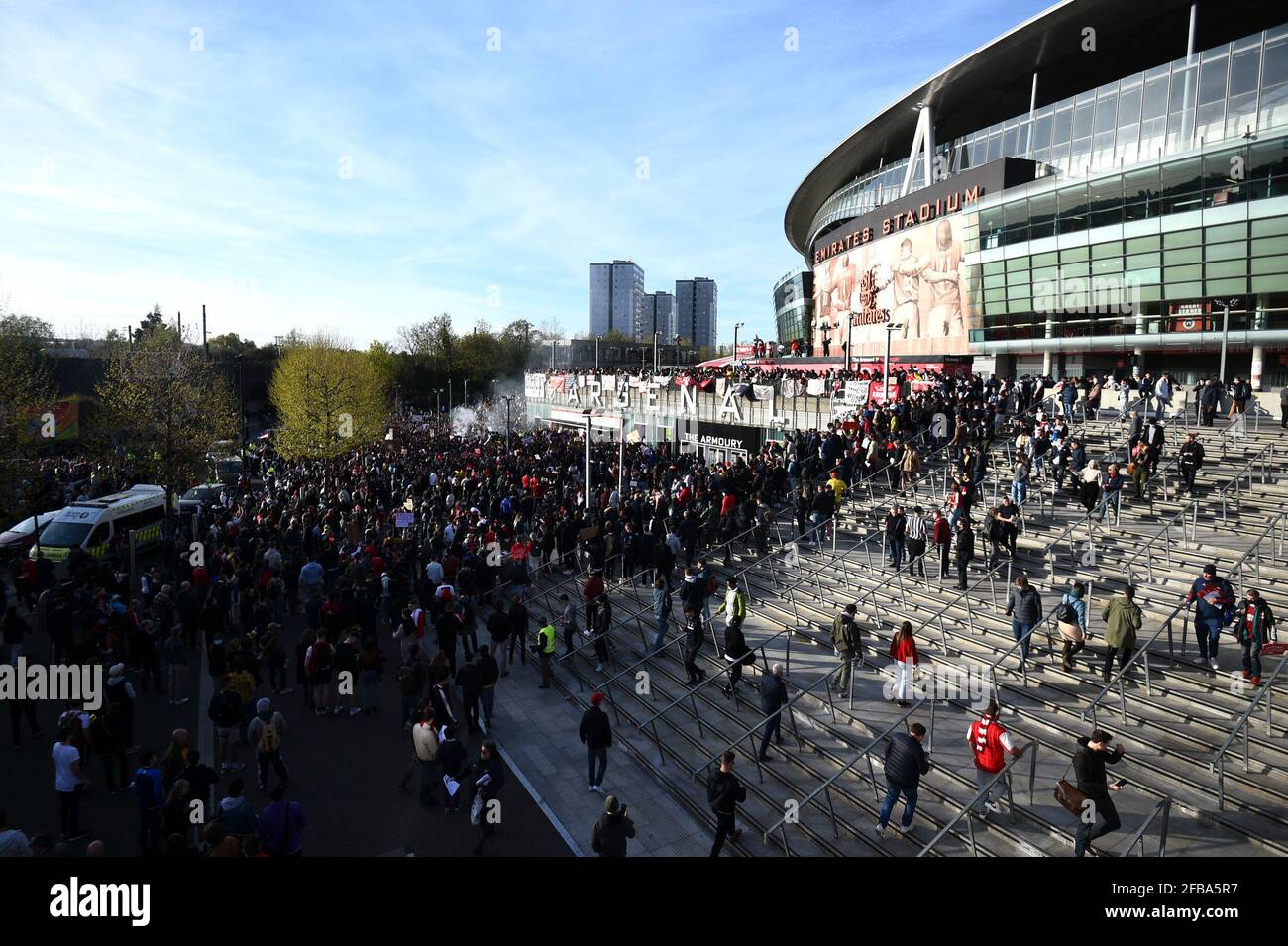 I fan protestano contro il proprietario dell'arsenale Stan Kroenke prima della partita della Premier League all'Emirates Stadium di Londra. Data immagine: Venerdì 23 aprile 2021. Foto Stock