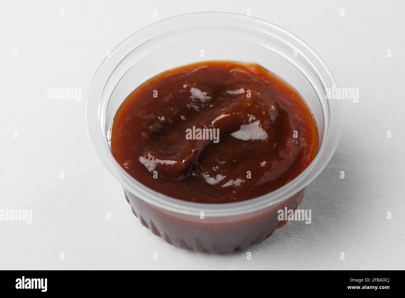 Una tazza di salsa al barbecue su sfondo bianco Foto Stock