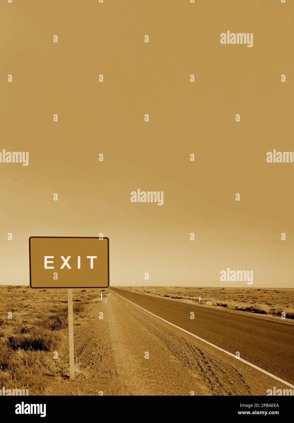Un cartello mostra l'uscita sulla strada abbandonata in terra desolata. Foto Stock