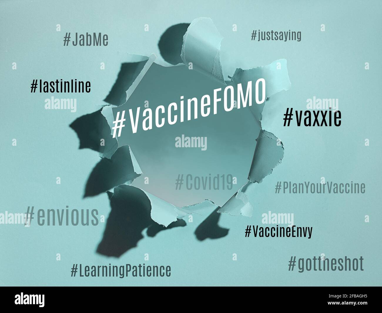 Vaccino FOMO hashtag. Paura di perdere, invidia da vaccini. Incertezza durante le pandemie di Covid-19. Nuvola di concetti e sentimenti correlati sulla carta Foto Stock