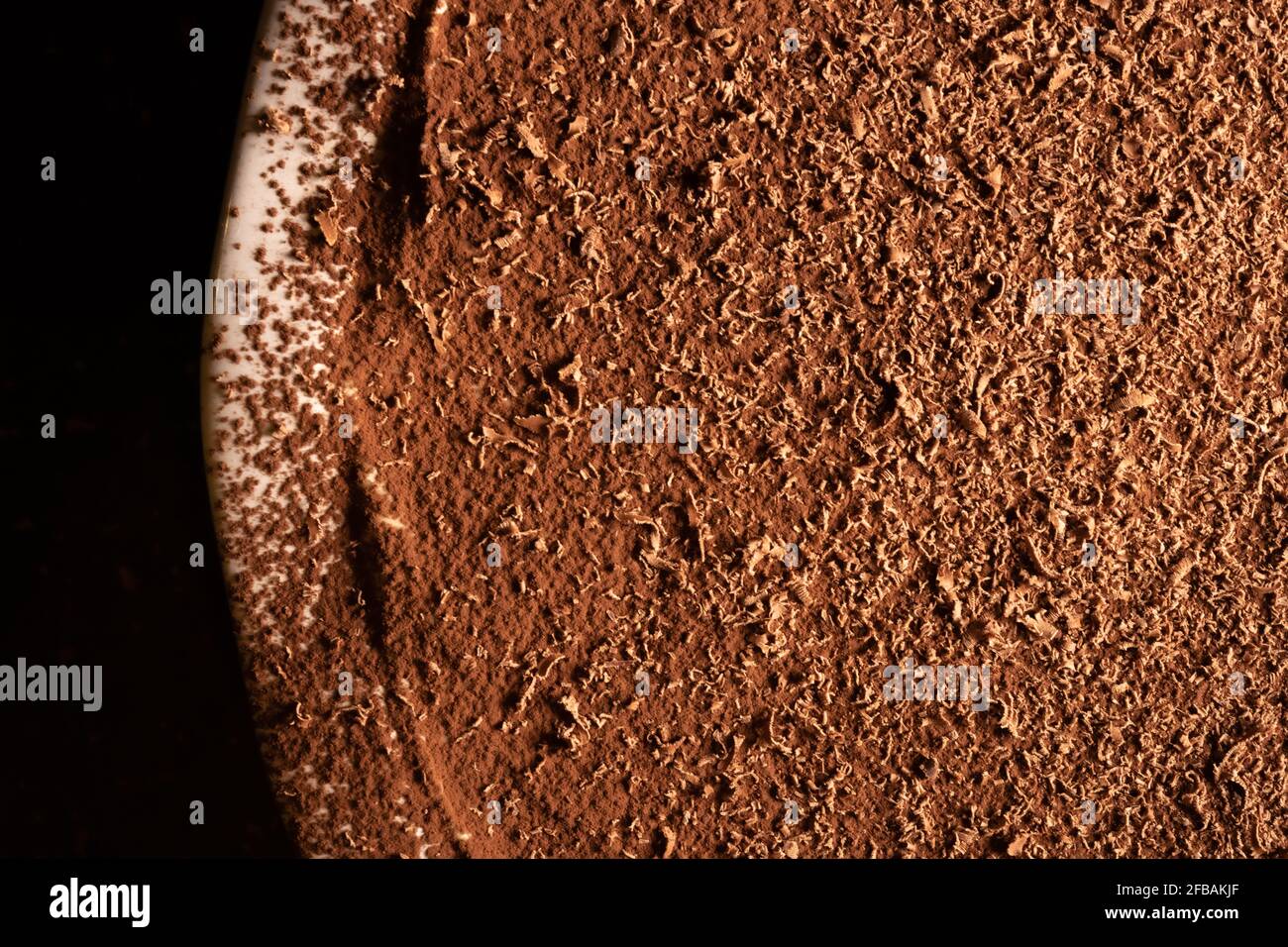 Polvere di cacao primo piano sulla superficie di Tiramisu Foto Stock