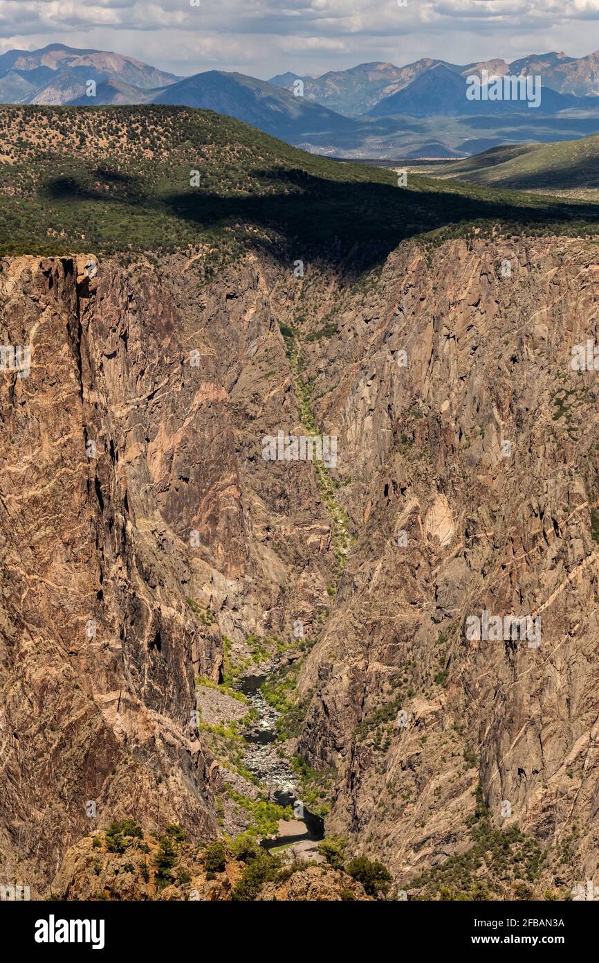Dark Shadow of Cloud inizia a scivolamento nel Canyon Del Canyon Nero del Gunnison Foto Stock