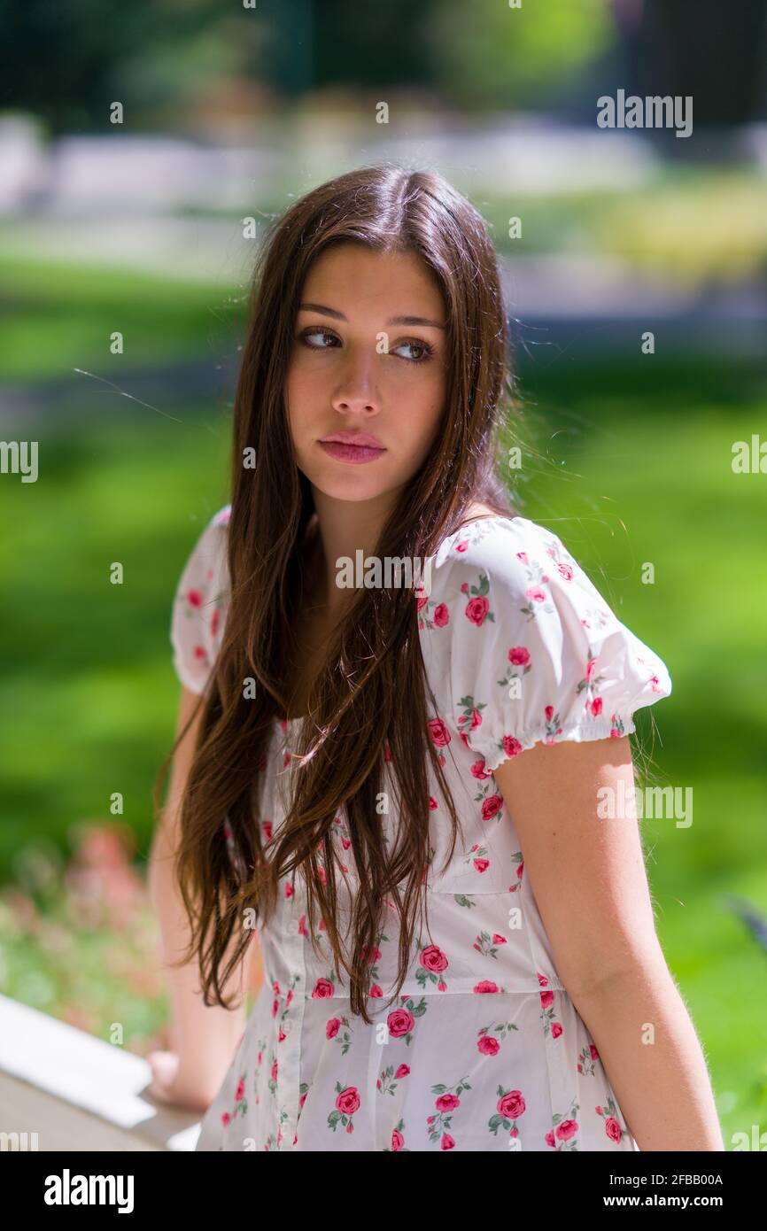 Triste adolescente Latina ragazza in un parco Foto Stock