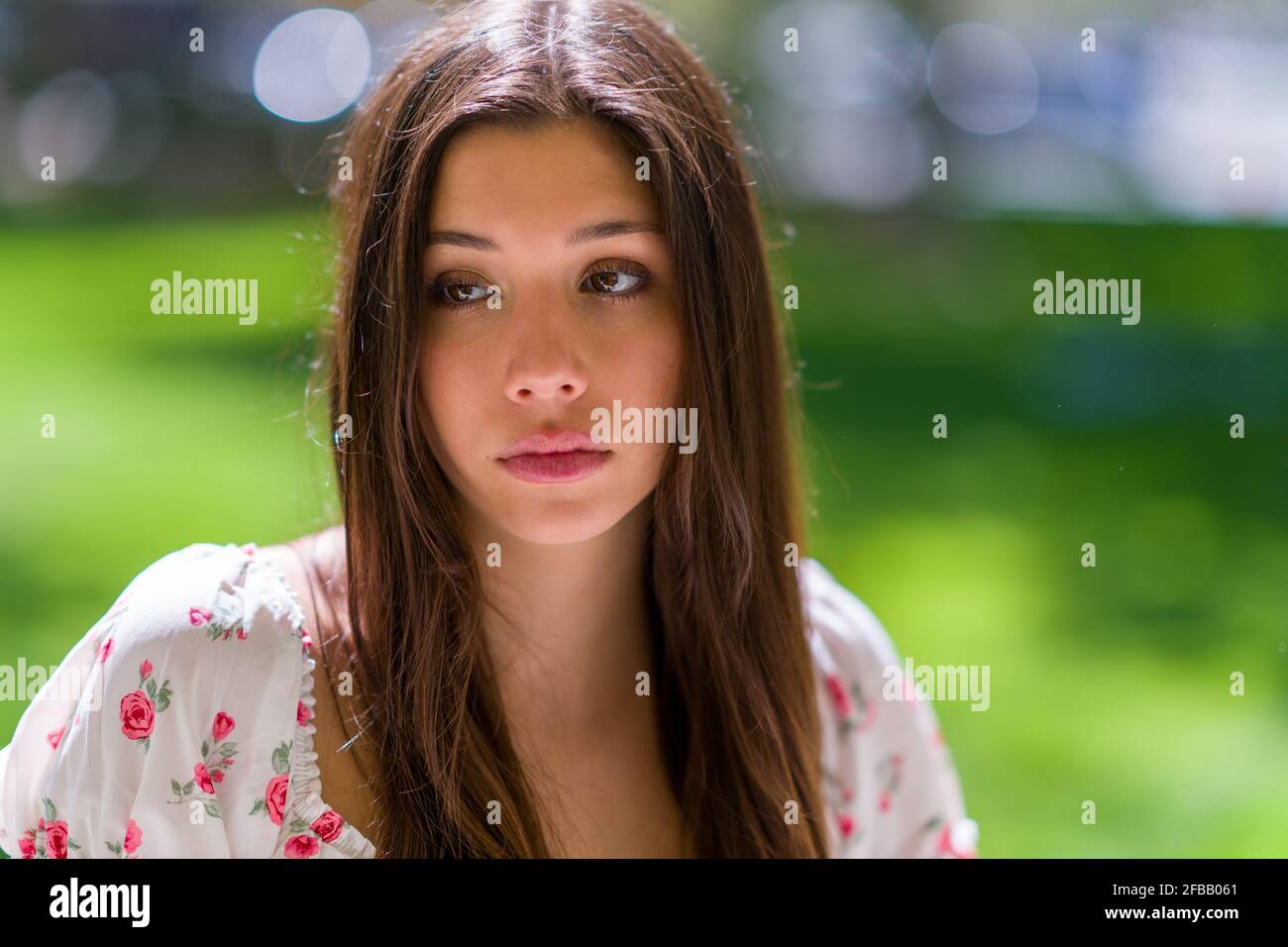 Triste adolescente Latina ragazza in un parco Foto Stock