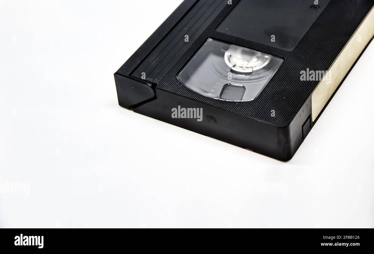 Vista ravvicinata di una videocassetta in formato VHS. VHS è un sistema di registrazione video analogico standard su nastro magnetico sviluppato negli anni '70 e '80 e in uso Foto Stock