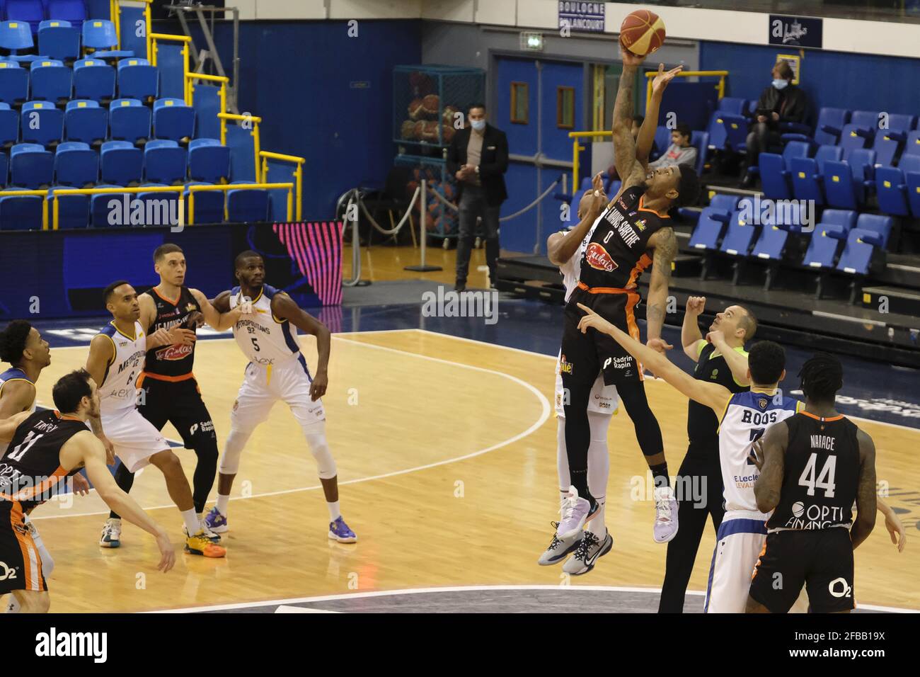 Levallois, Hauts de Seine, Francia. 23 Apr 2021. OVIE SOKO centro di le Mans in azione durante il campionato francese di pallacanestro Jeep Elite tra Levallois e le Mans allo stadio Marcel Cerdan - Levallois Francia. Credit: Pierre Stevenin/ZUMA Wire/Alamy Live News Foto Stock