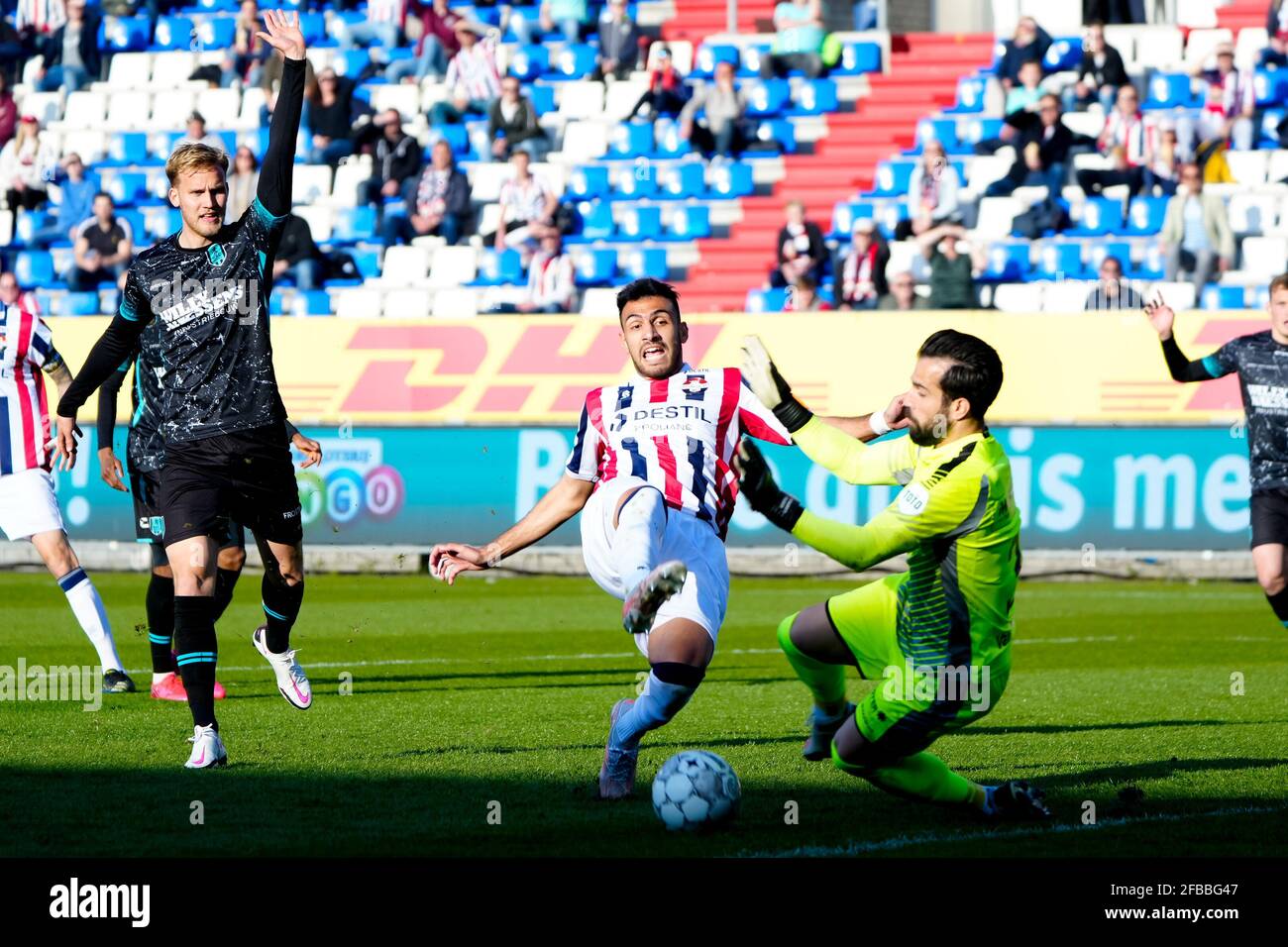 TILBURG, PAESI BASSI - APRILE 23: Vangelis Pavlidis di Willem II e il portiere Kostas Lamprou di RKC Waalwijk durante la partita di Eredivisie tra Willem II e RKC Waalwijk a Koning Willem II Stadion il 23 aprile 2021 a Tilburg, Paesi Bassi (Foto di Geert van Erven/Orange Pictures) Foto Stock