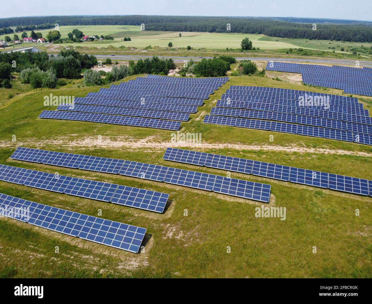 Pannelli solari blu. Sfondo di moduli fotovoltaici per l'energia rinnovabile. Vista aerea dei pannelli solari sistemi fotovoltaici paesaggio industriale Foto Stock