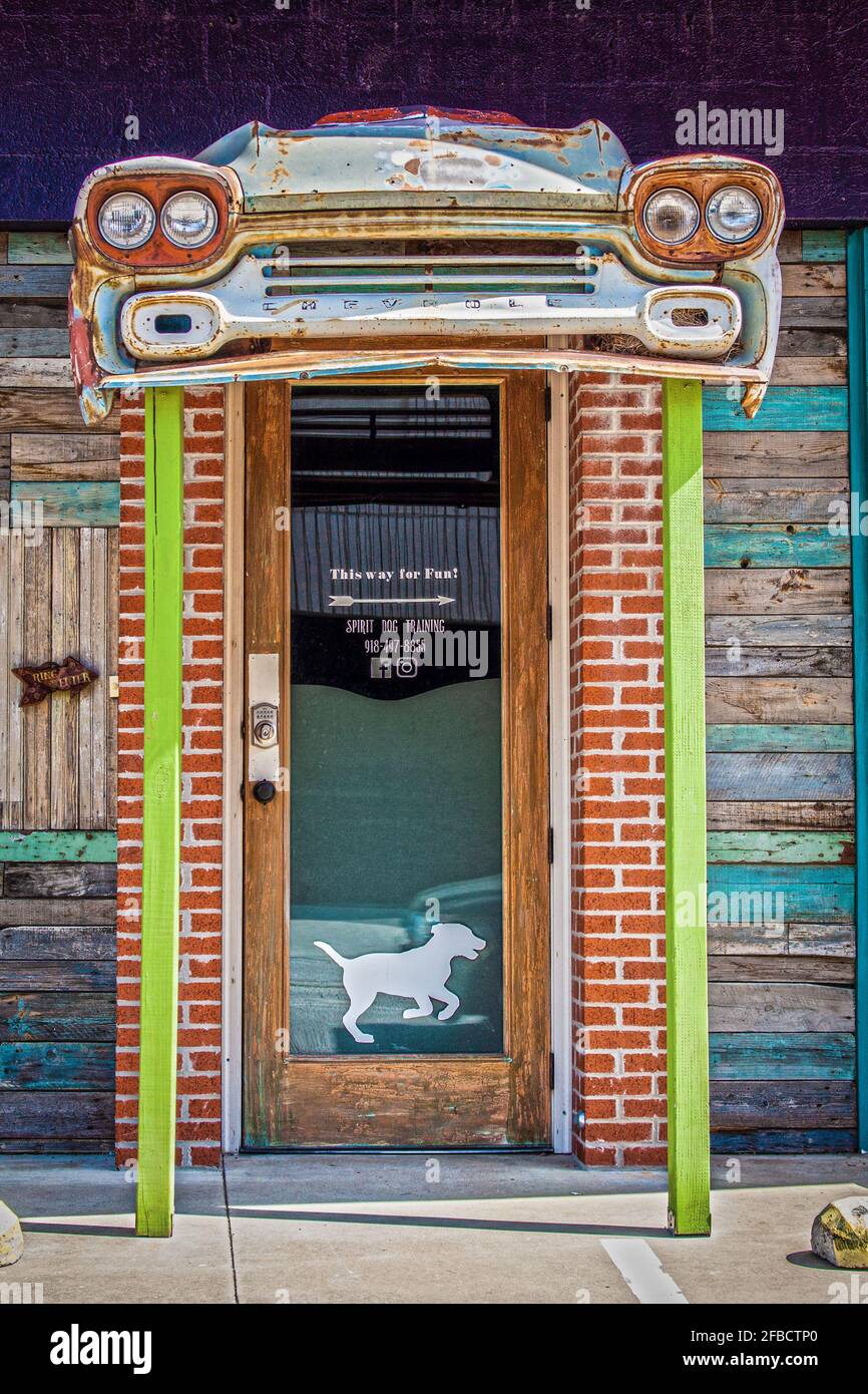 07-14-2020 Tulsa USA angolo cottura grungy ingresso al centro di addestramento cani Sulla Route 66 con un'auto d'epoca arrugginita usata come prosa porta superiore e tavola colorata Foto Stock