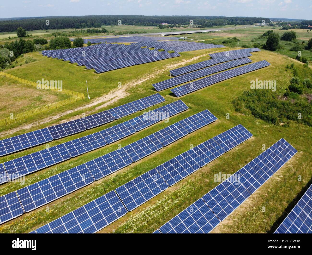 Pannelli solari in centrale fotovoltaica Foto Stock