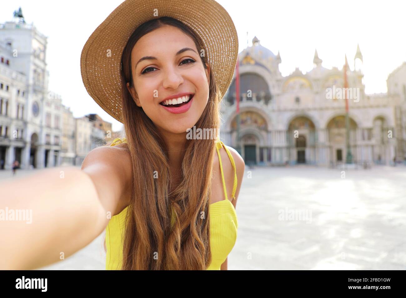 Felice giovane donna che prende selfie a Venezia. Viaggi vacanze in Italia e Europa Concept. Foto Stock
