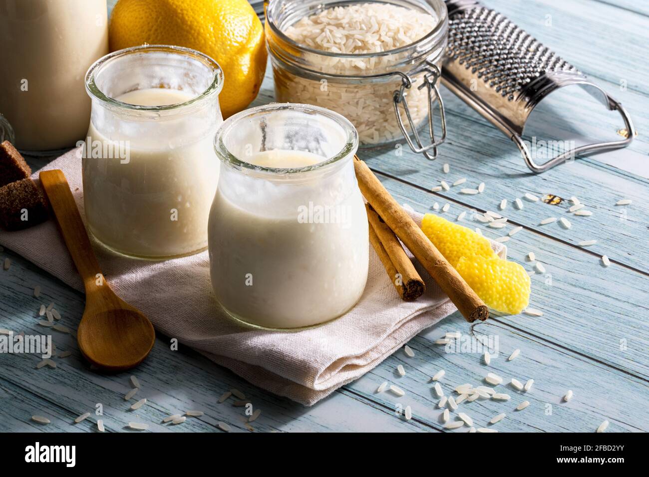 Gustoso Budino Di Riso In Vasetti Di Vetro Con Bastoncini Di Cannella Grani Di Riso Latte E Limoni Pronti A Mangiare Look Fatto In Casa Con Spazio Per La Copia Foto Stock