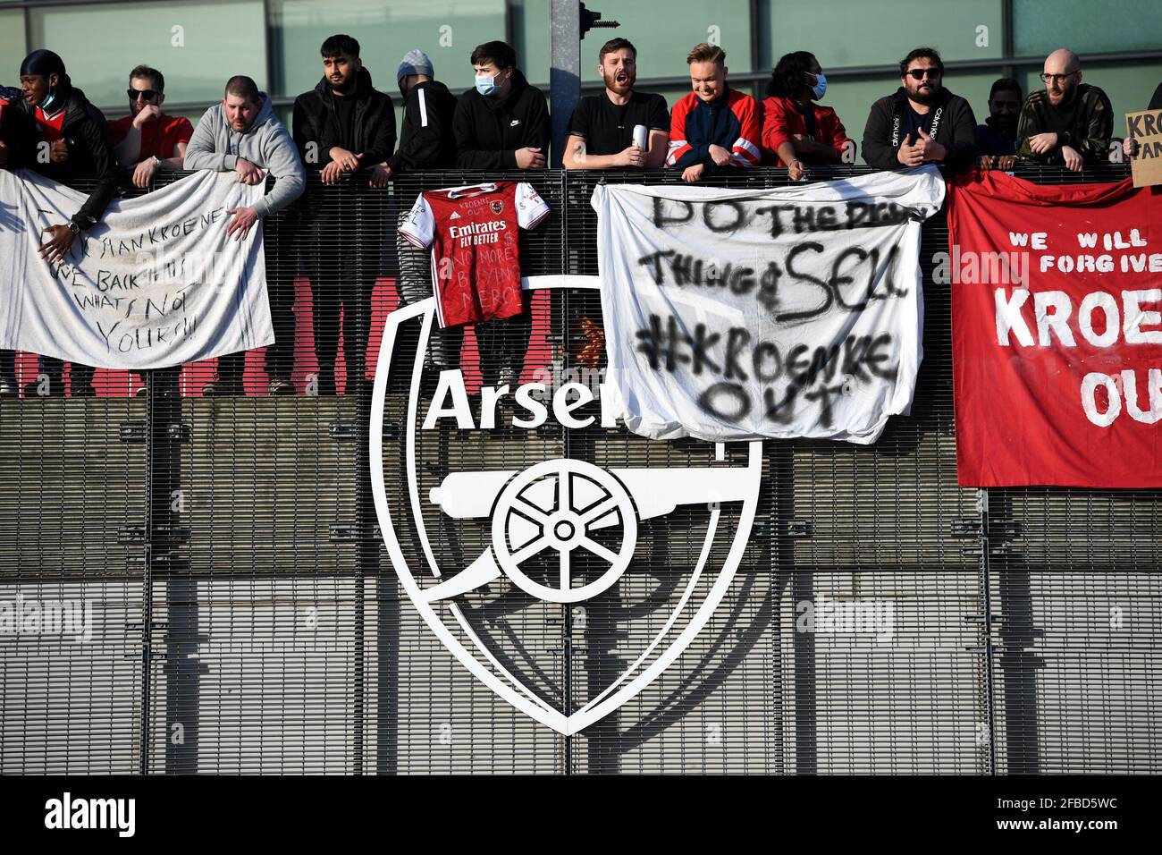I fan protestano contro il proprietario dell'arsenale Stan Kroenke prima della partita della Premier League all'Emirates Stadium di Londra. Data immagine: Venerdì 23 aprile 2021. Foto Stock