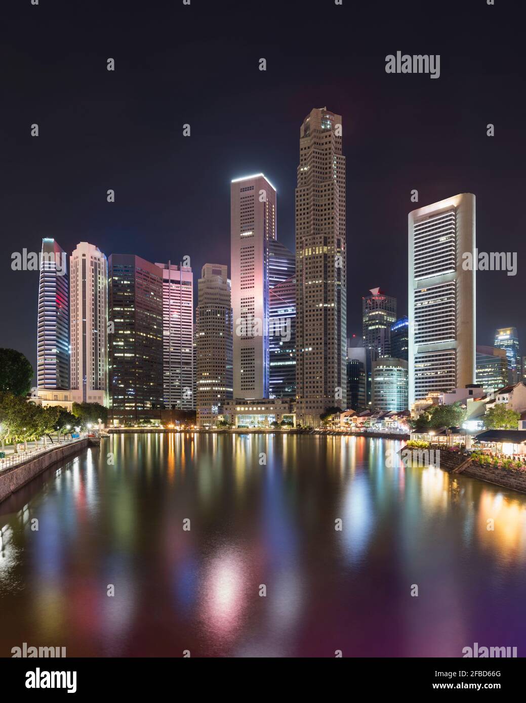 Singapore, il fiume Singapore e i grattacieli del centro di notte Foto Stock